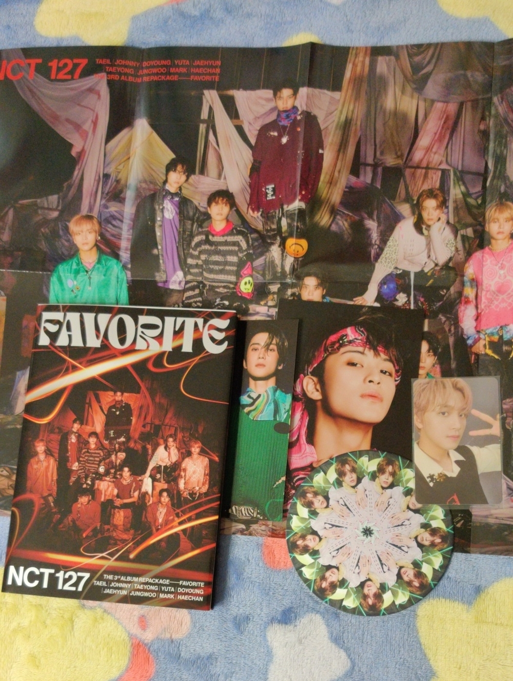- FAVORITE (Red) Album Repackage - Picture 2 of 3
